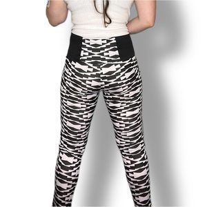 Retro Geometric High Rise Black and White Stretch Leggings Size Medium